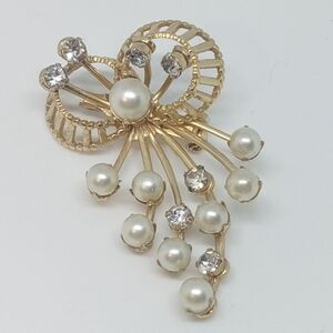 * vintage Emmons faux pearl & rhinestones gold tone pin brooch